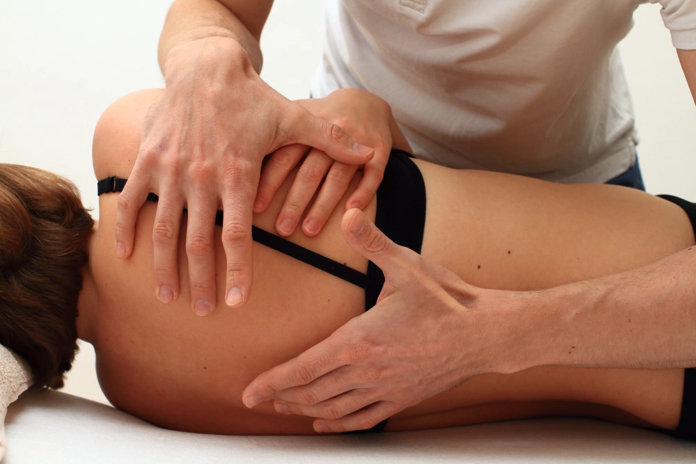 Manuelle osteopathische Technik zur Linderung von Rückenschmerzen